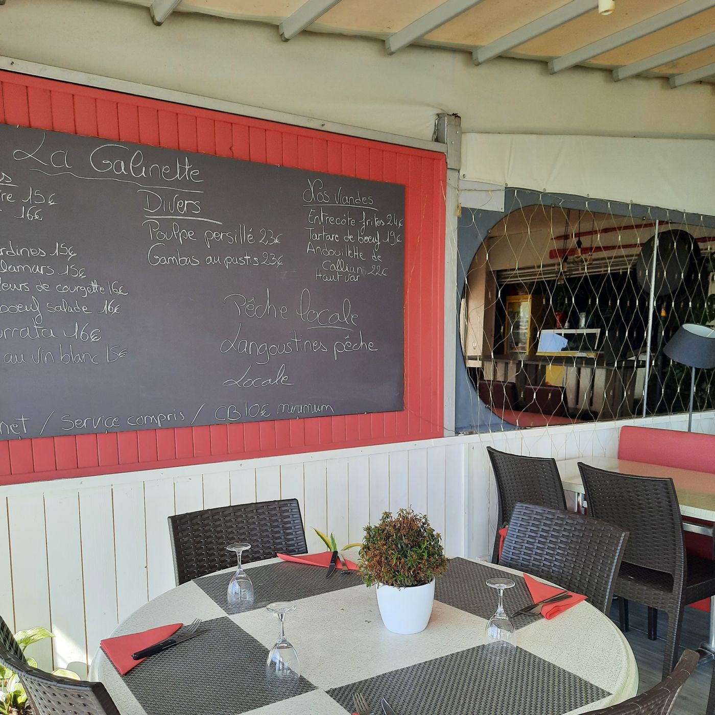 L'ardoise du restaurant, cadre rouge, et une table dressée de la terrasse
